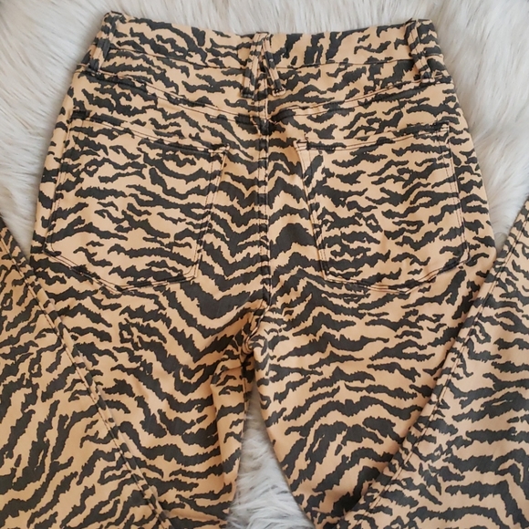 SALE! Good American Good Waist Crop Zebra - Picture 5 of 12